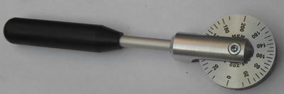 Колесный толщиномер сырого слоя покрытий КТ-201 с рукояткой.